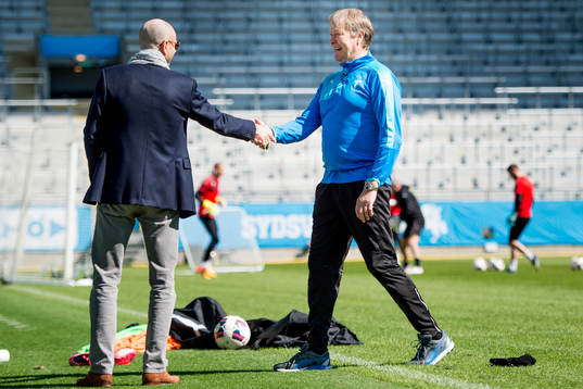 Malmö FFs tränare Åge Hareide hälsar på ordförande
