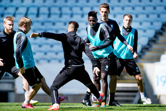 Malmö FFs Pa Konate i kampm med Tobias Sana