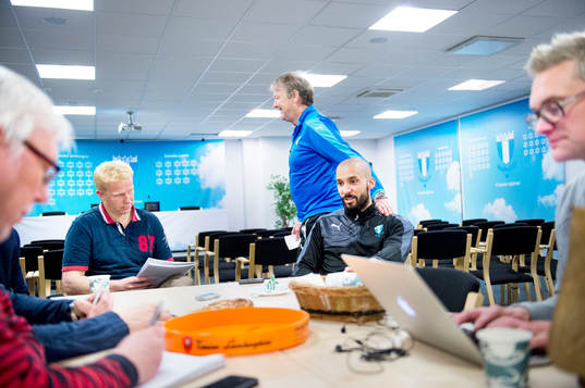 Malmö FFs Guillermo Molins får en hand på axeln från