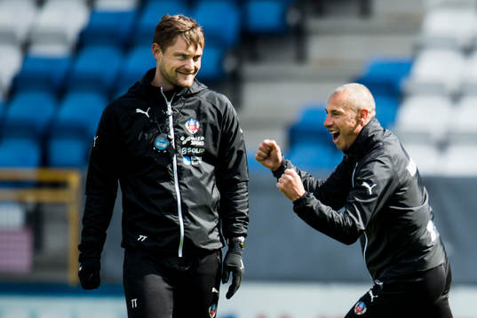 Helsingborgs manager Henrik Larsson jublar framför