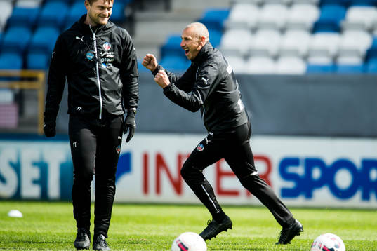 Helsingborgs manager Henrik Larsson jublar framför