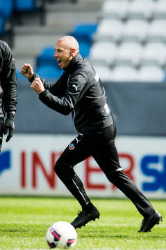 Helsingborgs manager Henrik Larsson jublar