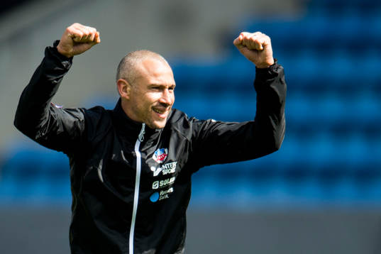 Helsingborgs manager Henrik Larsson jublar