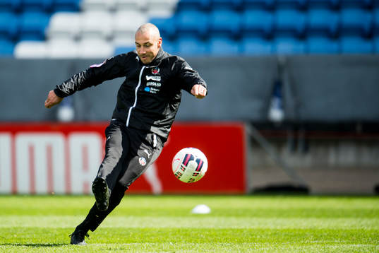 Helsingborgs manager Henrik Larsson skjuter ett skott som