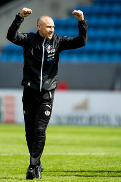 Helsingborgs manager Henrik Larsson jublar