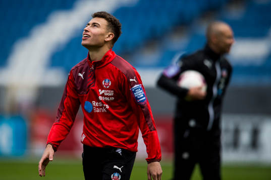 Helsingborgs Jordan Larsson deppar och i bakgrunden står