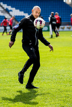 Helsingborgs manager Henrik Larsson trixar med en boll