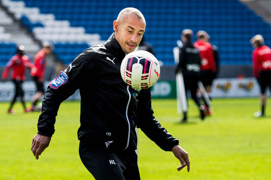 Helsingborgs manager Henrik Larsson trixar med en boll