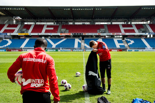 Helsingborgs Jordan Larsson och Emmanuel Boateng samlar