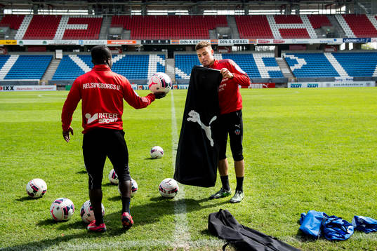 Helsingborgs Jordan Larsson och Emmanuel Boateng samlar