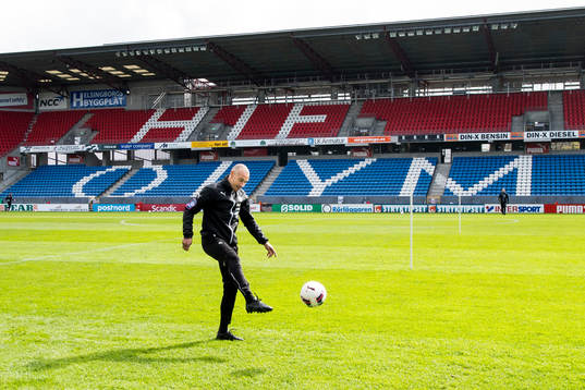 Helsingborgs manager Henrik Larsson trixar med en boll på