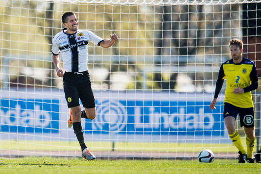 Frej Täbys Viktor Lövgren jublar