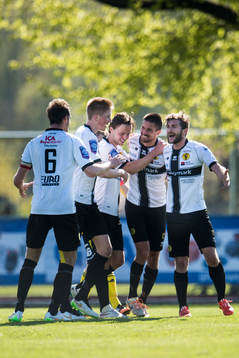 Frej Täbys spelare jublar