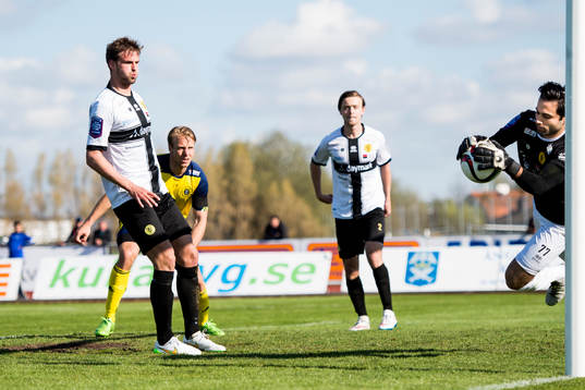 Ängelholms Fredrik Karlsson skjuter men Frej Täbys