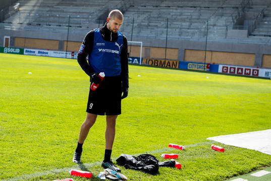 Helsingborgs Robin Simovic dricker vatten