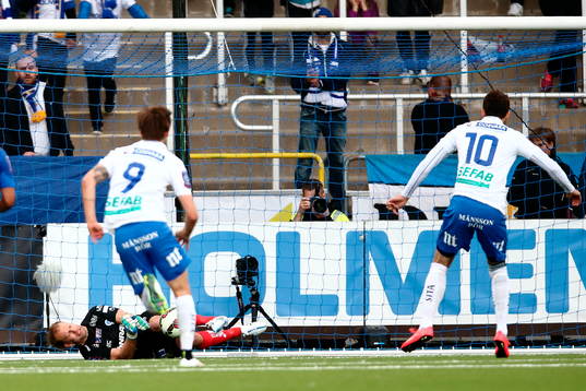 Åtvidabergs målvakt Henrik Gustavsson räddar