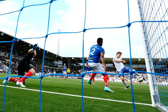 Norrköpings Arnór Ingvi Traustason gör 1-0-målet på