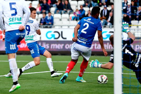 Norrköpings Arnór Ingvi Traustason gör 1-0-målet på