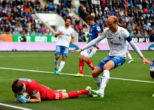 Räddning av Norrköpings målvakt David Mitov Nilsson