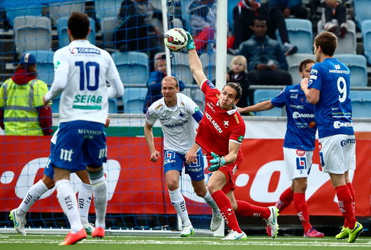 Norrköpings målvakt David Mitov Nilsson kastar bollen