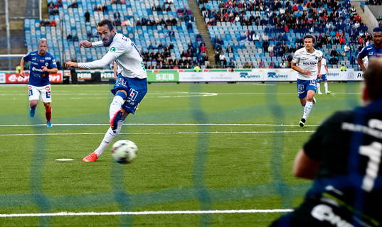 Norrköpings Emir Kujovic missar en straff som räddas av