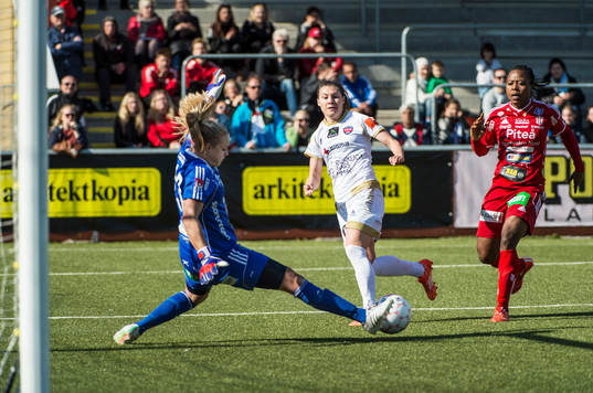 Piteås målvakt Hilda Carlén räddar skott av Rosengårds