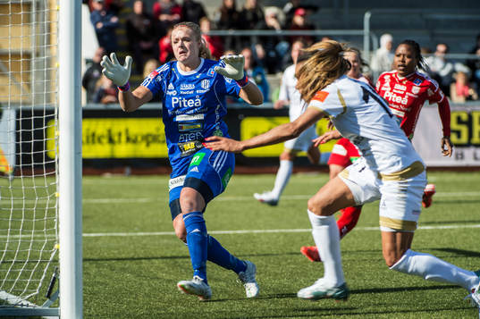 Piteås målvakt Hilda Carlén mot Rosengårds Marta Viera