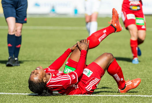 Piteås Faith Ikidi tar sig för knät