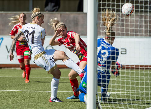 Rosengårds Anja Mittag skjuter skott på Piteås Piteås