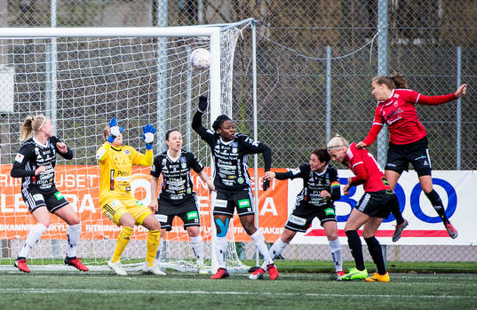 LB07s Anna Björk Kristjánsdóttir gör 1-0 på Piteås
