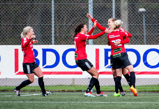 LB07s Anna Björk Kristjánsdóttir jublar med lagkamraterna