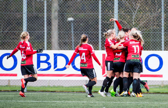 LB07s Anna Björk Kristjánsdóttir jublar med lagkamraterna