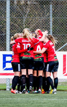LB07s Anna Björk Kristjánsdóttir jublar med lagkamraterna