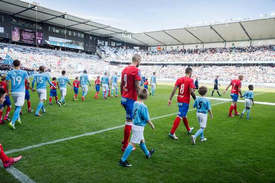 Inmarsch på Swedbank Stadion