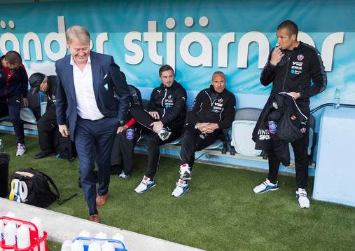 s tränare Åge Hareide hälsar på Helsingborgs tränare