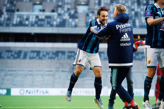 Djurgårdens Kevin Walker jublar med målvakt Hampus Nilsson