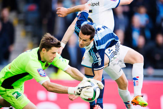 Djurgårdens Haris Radetinac ramlar mot Gefles målvakt