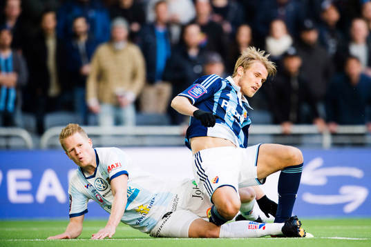 Djurgårdens Sebastian Andersson fälls av Gefles Martin