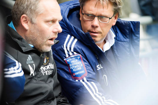 Djurgårdens tränare Per Olsson pratar med assisterande