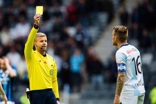 Domare Glenn Nyberg ger Gefles David Fällman ett gult kort