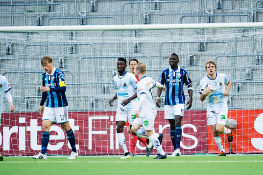 Gefles Johan Oremo hämtar bollen