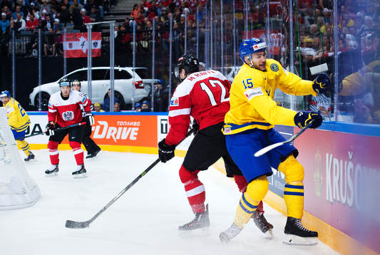 Österrikes Michael Raffl undviker en tackling från