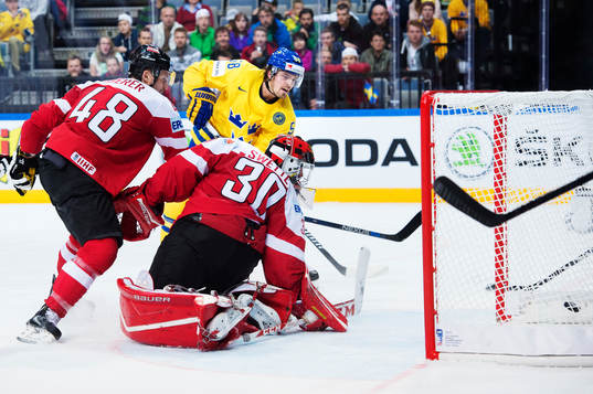 Sveriges Anton Lander skjuter in 0-3 bakom Österrikes
