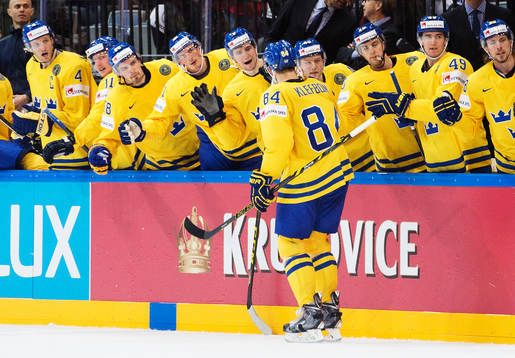 Sveriges Oscar Klefbom jublar med lagkamrater