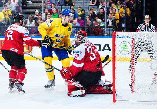 Sveriges Oscar Klefbom skjuter in 0-2 bakom Österrikes