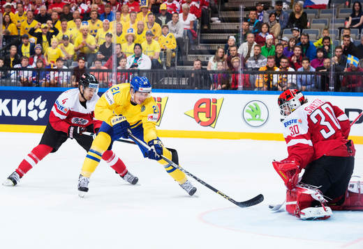 Österrikes Daniel Mitterdorfer och målvakt Rene Swette