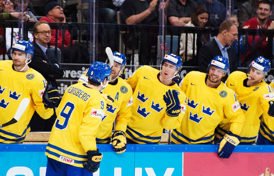 Sveriges Filip Forsberg jublar med lagkamrater