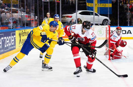 Sveriges Loui Eriksson kämpar mot Österrikes Thomas