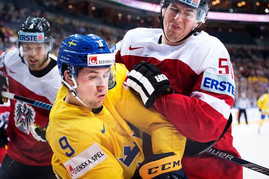 Sveriges Filip Forsberg blir tacklad av Österrikes Mario