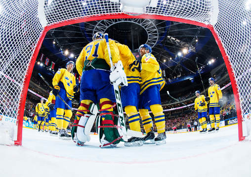 Sveriges spelare jublar och kramar om målvakten Anders
